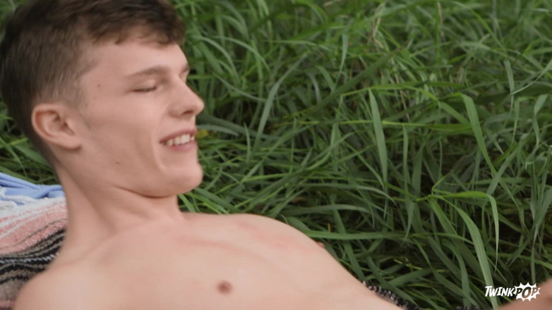 Twink pop studio: Twinkpop - hravá Jordan Lake sdílí svou deku s Jakem Prestonem...