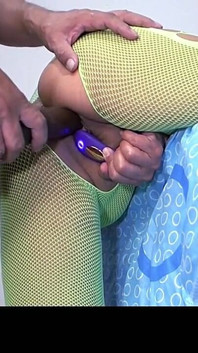 Hitsige vrouw slikt enorme dildo door haar diepe kut