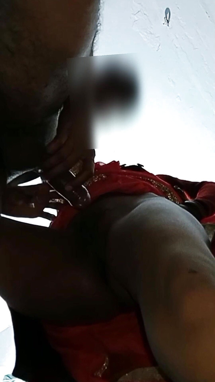 Rakul008: Nechal desi bhabhi stát se zvednutou sárí a vzala mi...