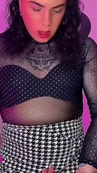 Chica trans Emma Ink se masturba antes de la cita