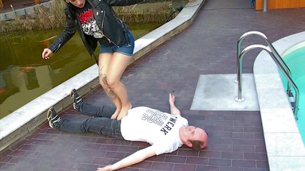 Domina Lady Vampira - SM Studio Femdom Empire: Drsný bosý