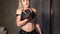 Gianna: Zeița musculară unsă, flexează și se fute cu Dumbell la sfârșit