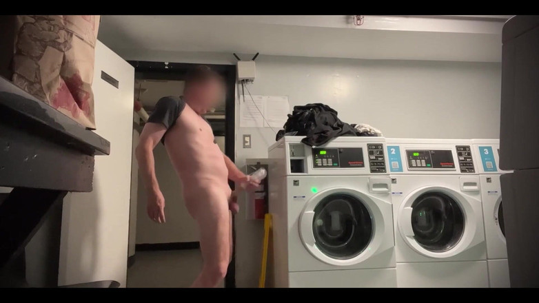 ScottyNaughty69: Nudité pendant que je caresse ! J’ai failli me faire prendre !