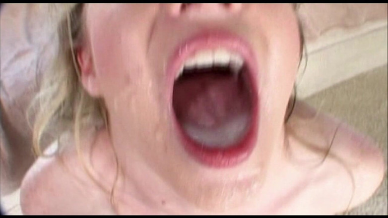 Best Amateur Sex: O curvă blondă siliconată suge adânc în gât două pule monstruoase și...