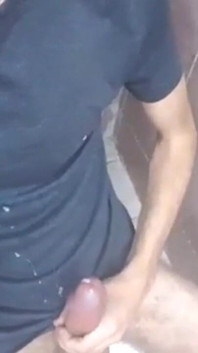 Cewek sange ini lagi asik masturbasi sampai muasin memeknya