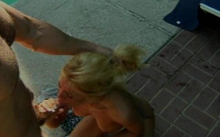 Lovers Of Vintage: Klasik sarışın orta yaşlı seksi kadın arka bahçede büyük yarağa...