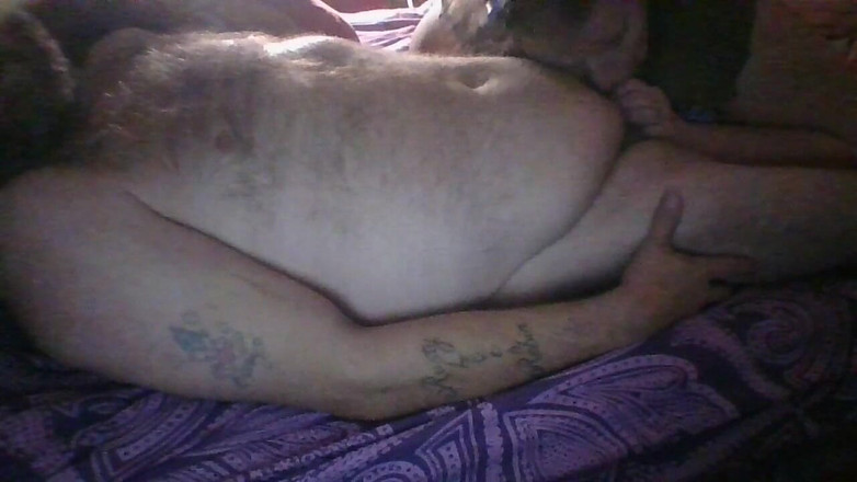 BI_BHC_COUPLE: Une femme gourmande avale chaque goutte