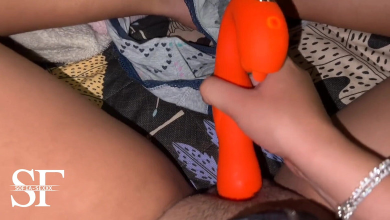 sofiasexxx: Junges mädchen mit rosa und saftiger muschi masturbiert um mitternacht