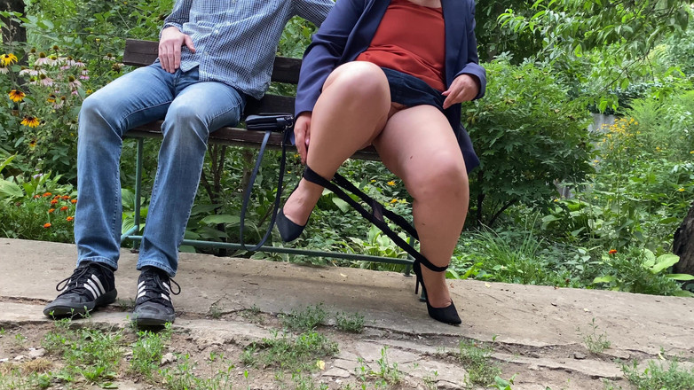 OurFetishLife: Omg！好色的女商人在户外做