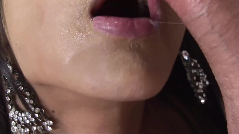 TS Japan: Thaise shemale krijgt creampie