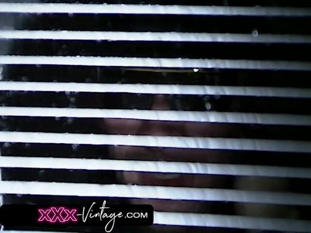 XXX-Vintage: Lesbická scéna pod dohledem pozorovatele