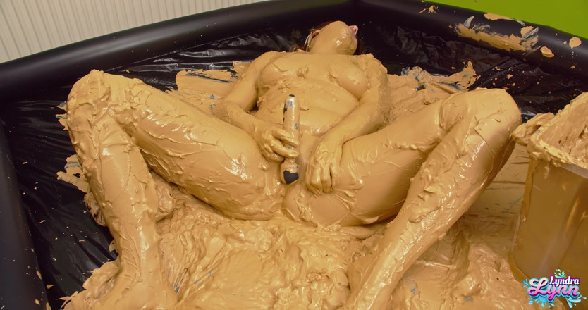 Lyndra Lynn: Orgasme lumpur pemandu sorak