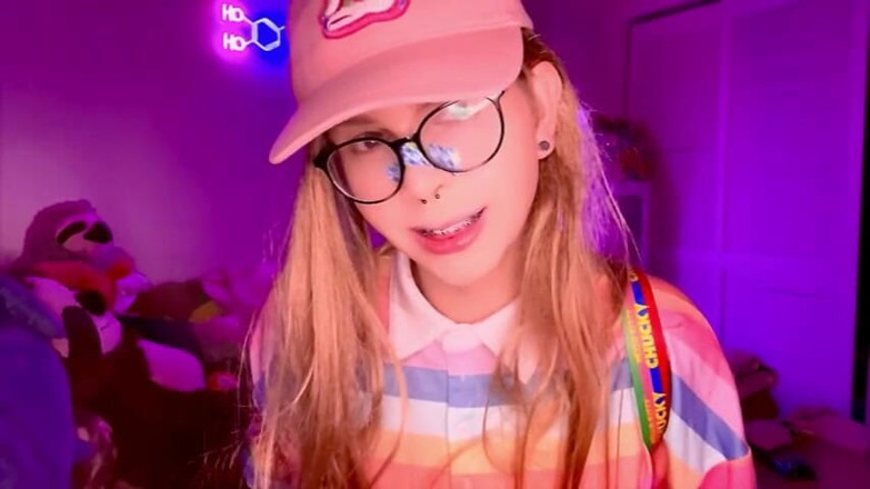 Alex St. Vincent: In bed liggen en spelen met een lekkere lange dildo