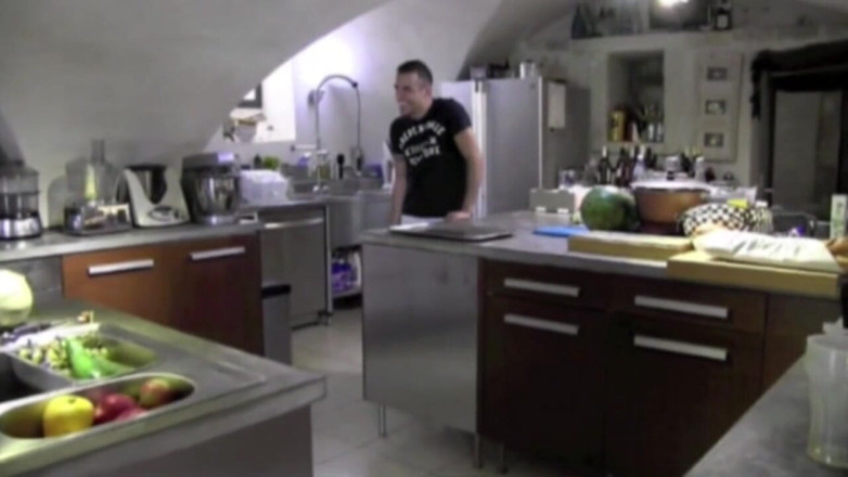 Crunch Boy: Juan viene scopato dal suo amico dritto in cucina