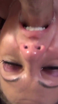 Wszystko w My Face scena 3_busty wytatuowana brunetka lubi obciąganie i twarzy
