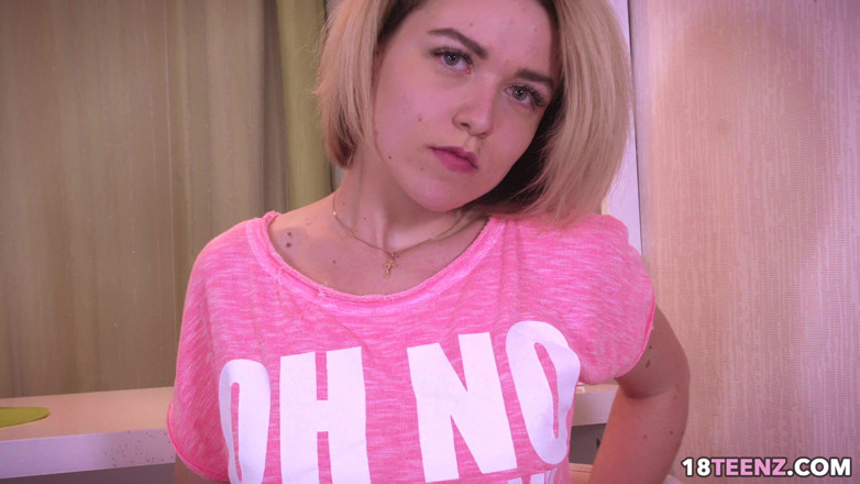 Venus Media - Teens: Blondine Fickt Sich Zum Ersten Mal Mit Einem Sexspielzeug in...