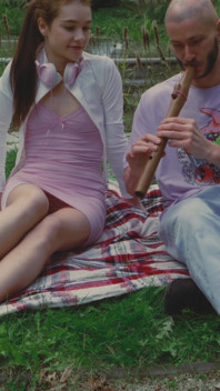 Matty Mila Perez se fait draguer dans le parc pour un footjob huileux et une pipe dans la pose