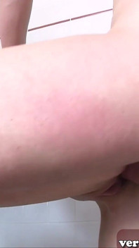 Une demi-sœur allemande blonde se fait baiser par son demi-frère