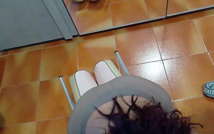 LauraOnHeels: Tante seksi dengan stoking ketat dan sepatu hak tinggi lagi...