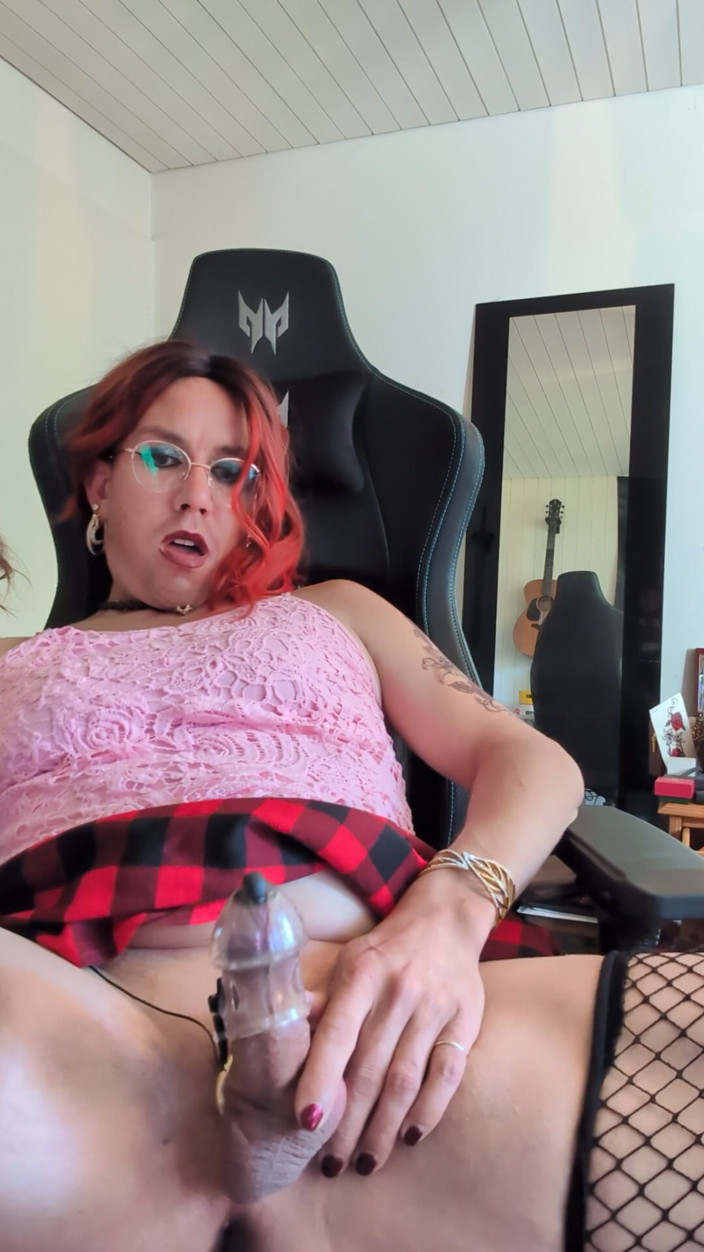 Killitoris: E-stim sborrata di sissy in gabbia