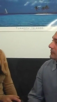 Výměnou za podpis nabízí svou chlupatou kundičku uvnitř svého domu, aby cítila potěšení při natáčení