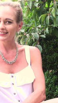 Zlobivá britská MILF elegantní Eve umývá své sexy nahé tělo venku