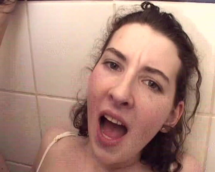 Filles Francaises: Peluda francesa gata anal no banheiro