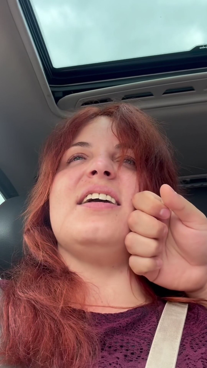 Elena917: Yolda yüze yumruk sokma ve sonrası kırbaçlama