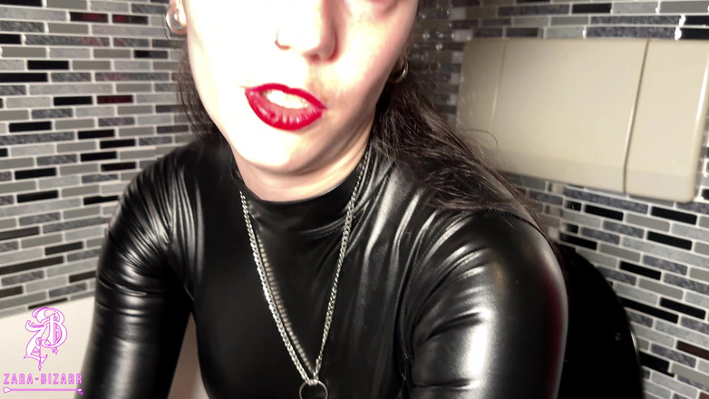 Zara Bizarr: 看我撒尿