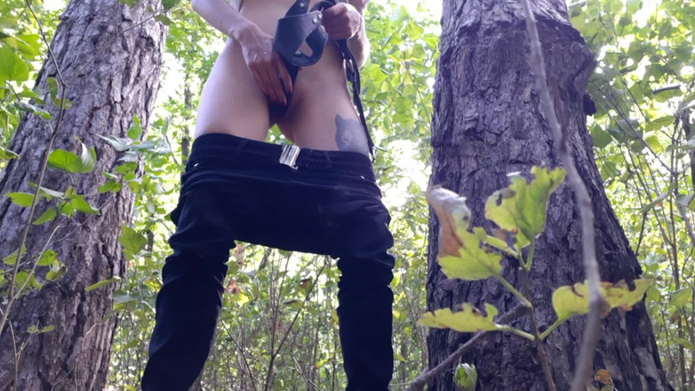 Lesbian-candys: Aku pertama kali ngentot pantatku pakai strap-on di hutan - lesbian-candys