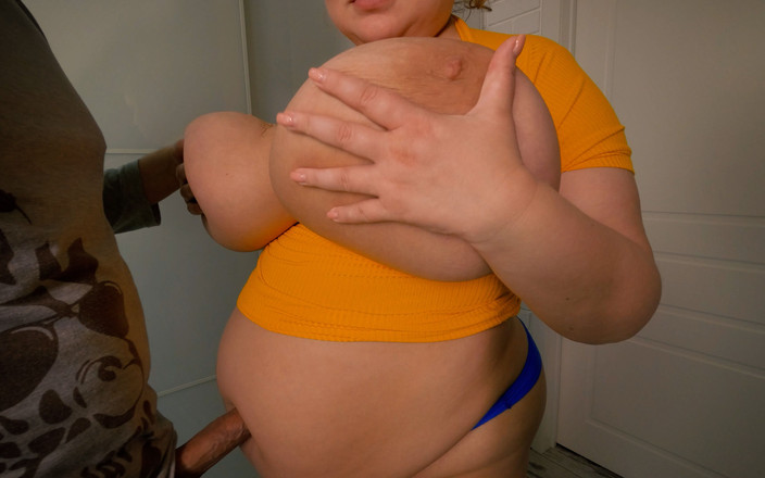 Anna Katz: 性感的大奶子女人的肚脐被操，肚子被射得满是精液