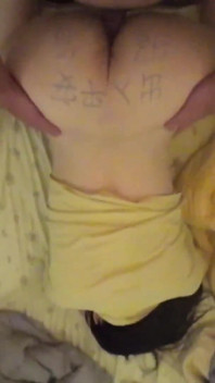 Chinese milf sletterige kat laat lekkere Jimmy op haar kont schrijven en klaarkomen in haar strakke sappige poesje op Valentijnsdag!