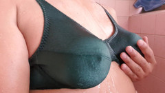 Only bras: Nasse hüpfende möpse im nassen grünen retro-bh