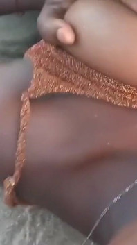 Ebony kouří na veřejnosti