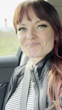 Eine Anhalterin spielt mit dem Fahrer auf dem frontsitz