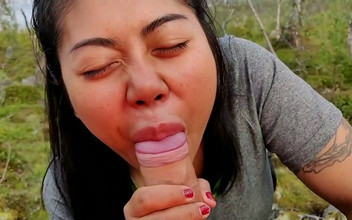 nutON: Sugând pula în pădure..