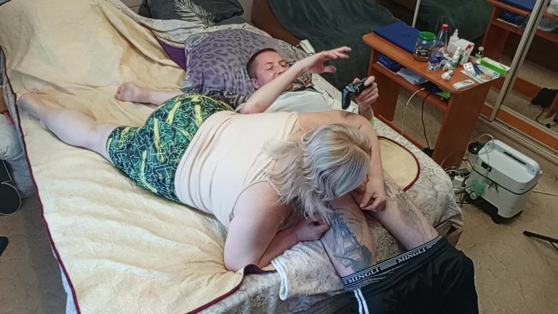 Zona901: Il gioco della console termina con un pompino dalla matrigna...