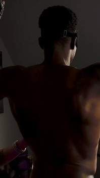 Oscuro y soñado: deseo restringido y provocación con los ojos vendados