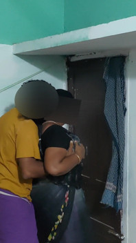 Vero fatto in casa come se per aiutare, fa sesso con la zia