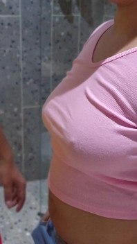 Sora vitregă Desi s-a viralizat nudurile ei
