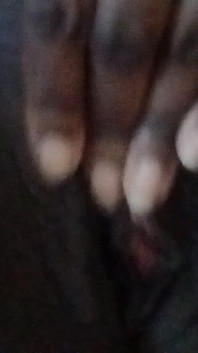 Geiles schwarzes mädchen spielt mit ihrer muschi