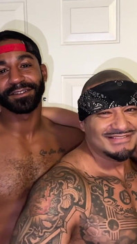 Tag team tatuada latino bandido fode musculoso garanhão hardcore