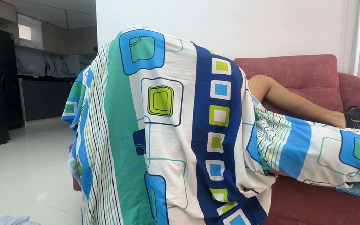 ManuelaAlvarez: Minha meia-irmã indiana com tesão está entediada em assistir TV
