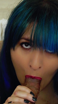 Una milf dai capelli colorati succhia il cazzo di date