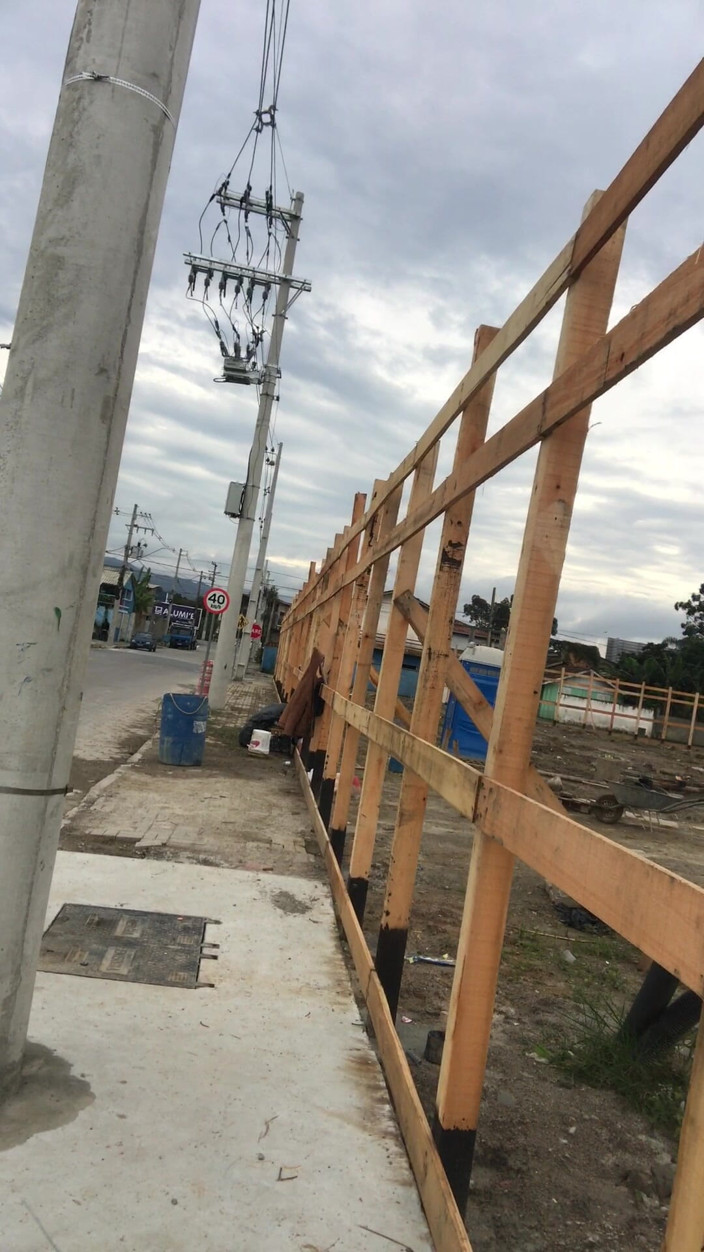 i7Bernard: Inodoro portátil en el sitio de construcción de Porto Belo