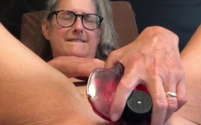 Squirting Senior: Зрелая жена мастурбирует с большой игрушкой крупным планом