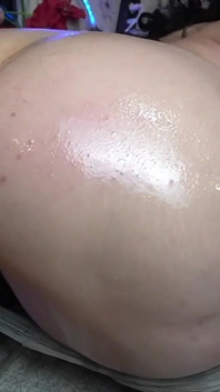 Camgirl zostaje zerżnięta przez maszynę do seksu i robi się wszystko mokre !!