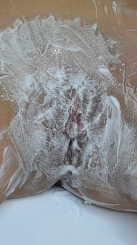 Rasage d’une chatte poilue en gros plan !