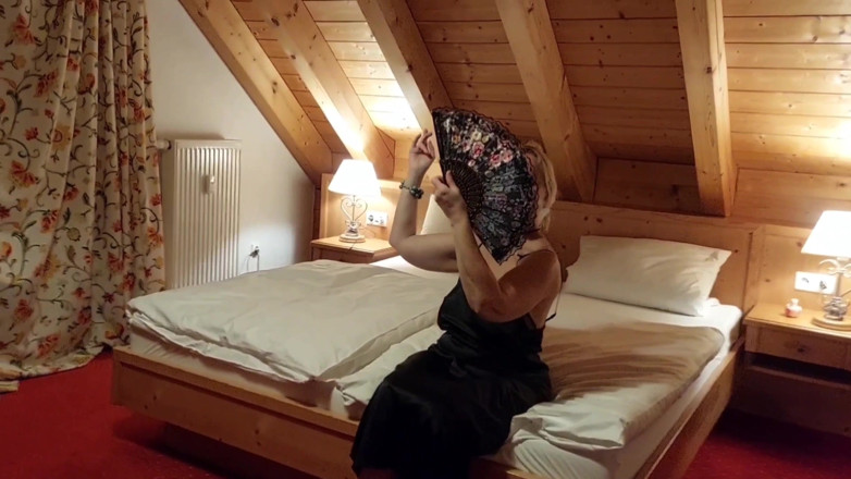 Selena701: Blondýna dospělá manželka si užívá sex napůl oblečená