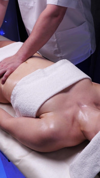 Questo massaggiatore pervertito ha mostrato il suo cazzo e è venuto in bocca (!) Durante la mia sessione di massaggio! Xsanyany